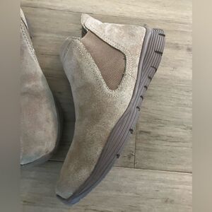 Skechers tan suede leather fabric lined women’s Chelsea ankle boots ! Size 9